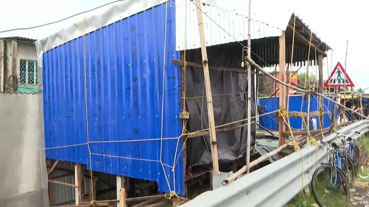 দক্ষিণ ২৪ পরগনার নামখানায় দড়ি দিয়ে বেঁধে রাখা হয়েছে বাড়ি ও দোকানঘর। রাস্তার রেলিংয়ের সঙ্গে দড়ি দিয়ে বেঁধে রাখা হয়েছে সমুদ্র তীরবর্তী এলাকার বাড়িঘর। সতর্ক রয়েছে প্রশাসনও।