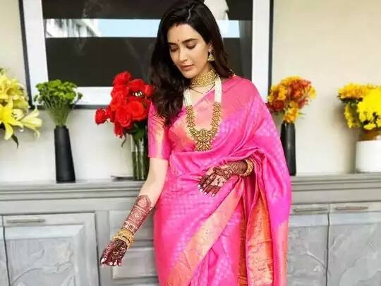 मौनी रॉय से देवोलीना तक, दिवाली पर ट्राई करें इन हसीनाओं की टेंपल ज्वेलरी 7 करिश्मा तन्ना ने ये लुक अपने ग्रह प्रवेश के वक्त कैरी किया था. उनकी ये तस्वीरें काफी दिनों तक सोशल मीडिया पर वायरल भी हुई थी.