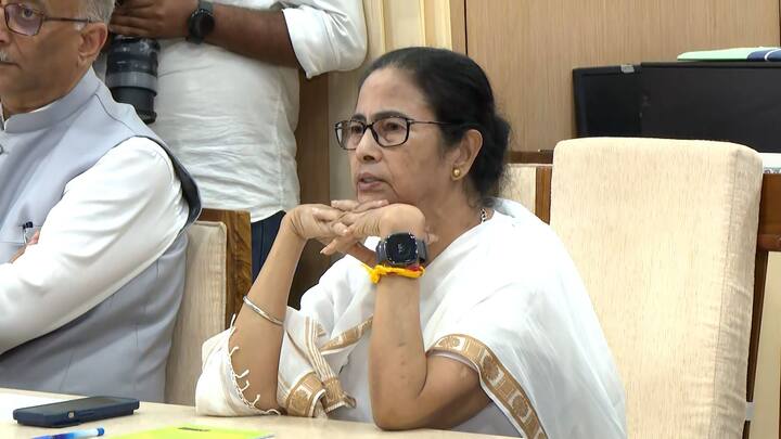 নবান্ন থেকে পুরসভা-লালবাজারে কন্ট্রোলরুম। রাতভর নবান্নেই মুখ্যমন্ত্রী।