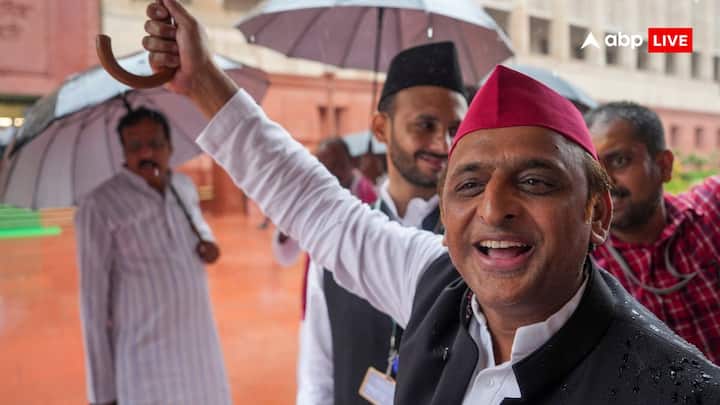अखिलेश ने गठबंधन के एकजुट होने की बात कही. अखिलेश ने लिखा, कांग्रेस और समाजवादी पार्टी एक बड़ी जीत के लिए एकजुट होकर, कंधे से कंधा मिलाकर साथ खड़ी हैं. इंडिया गठबंधन इस उपचुनाव में, जीत का एक नया अध्याय लिखने जा रहा है.