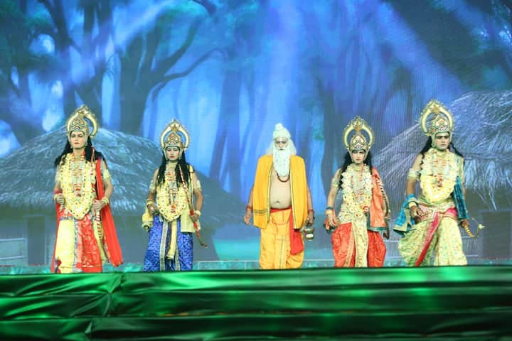 Ramleela was directed by Aru Vyas and written by Ayodhya Prasad Gaur. The lively theatrical performance received applause from all around. The audience enjoyed every taste of the huge theater scenes. The entire Manas Ramlila will conclude on 27th October.