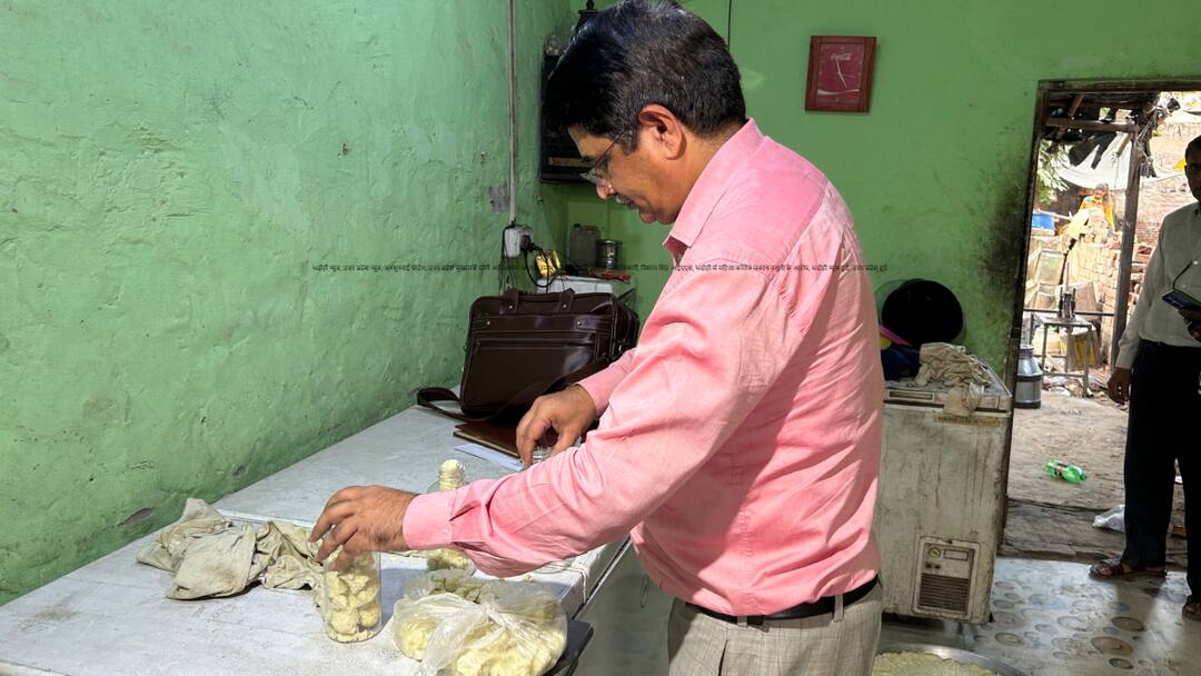 मिठाइयों में चांदी की जगह एल्युमिनियम वर्क, मिलावटखोरों पर फूड विभाग की बड़ी कार्रवाई UP Food Department Raid Shopkeepers for adding Aluminum instead of silver in Sweets Noida ANN मिठाइयों में चांदी की जगह एल्युमिनियम वर्क, मिलावटखोरों पर फूड विभाग की बड़ी कार्रवाई