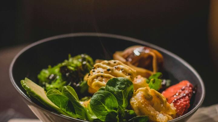 அதிகமாக சாப்பிடுவதால் உடல் எடை அதிகரிக்கும். வயிற்றில் கொழுப்பு சேரும். அதிகமான கலோரிக்கள் உடலில் பல்வேறு உபாதைகளை ஏற்படுத்தும் எனக் கூறுகிறார் ஊட்டச்சத்து நிபுணார் லவ்நீத் பத்ரா.