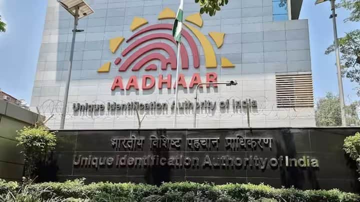 बता दें कि UIDAI यानी यूनिक आइडेंटिफिकेशन अथॉरिटी ऑफ इंडिया ने पिछले साल अक्टूबर में आधार कार्ड को लेकर एक नोटिफिकेशन जारी किया था जिसमें कहा गया था कि आधार कार्ड का इस्तेमाल सिर्फ पहचान पत्र के तौर पर किया जा सकता है. जन्मतिथि प्रमाण पत्र के रूप में नहीं.