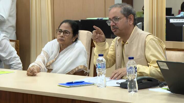 কিছুক্ষণ আগে ৭টি জেলার জেলাশাসকের সঙ্গে তিনি কথা বলেছেন। জেলাগুলি হল- পূর্ব মেদিনীপুর ও পশ্চিম মেদিনীপুর, উত্তর ২৪ পরগনা ও দক্ষিণ ২৪ পরগনা, হুগলি, ঝাড়গ্রাম ও বাঁকুড়া।