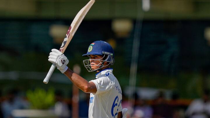 মুম্বইয়ের তরুণ বাঁহাতি ব্যাটার টেস্টে ভারতীয় দলের ওপেনার হিসাবে নিজের জায়গা পাকা করে নিয়েছেন। রোহিত শর্মার সঙ্গে নিয়মিতভাবে ইনিংস ওপেন করছেন যশস্বী।