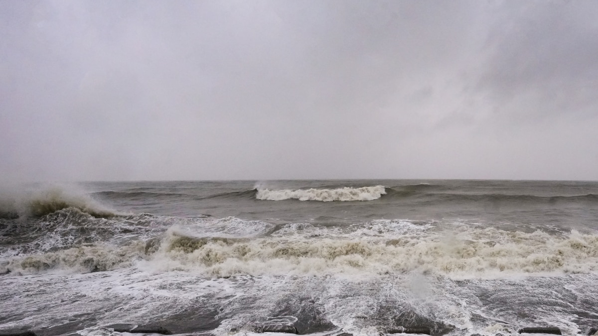 Cyclone Dana Updates: चक्रवाती तूफान ‘दाना’ के चलते बिहार में अलर्ट, इन इलाकों में भारी बारिश की संभावना