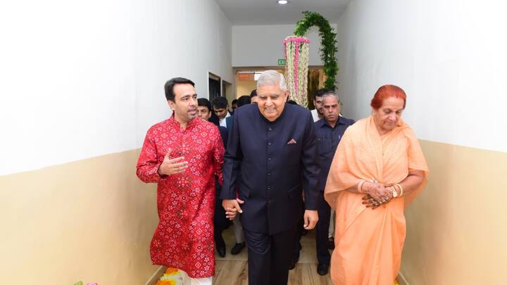 इस कार्यक्रम में उपराष्ट्रपति जगदीप धनखड़ ने भी शिरकत की, वो अपनी पत्नी के साथ कमानी ऑ़डिटोरियम पहुँचे थे.
