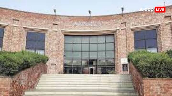 फिलिस्तीनी राजदूत की बातचीत और लेबनानी राजदूत की बातचीत के लिए सेमिनार केंद्र ने आधिकारिक रूप से अभी कुछ भी निर्धारित नहीं किया था. ईरानी राजदूत के साथ आज के सेमिनार के लिए, केंद्र ने सूचित किया था कि इसे स्थगित कर दिया जाएगा क्योंकि ये बहुत आखिरी समय में आयोजित किया गया था, और हम सभी राजदूतों को प्रदान करने वाले प्रोटोकॉल का पालन करने की स्थिति में नहीं थे. साथ ही ये भी कहा कि ये राजदूत लंबे समय से विश्वविद्यालय में आ रहे हैं आगे भी आएंगे और छात्रों के साथ बातचीत करेंगे.