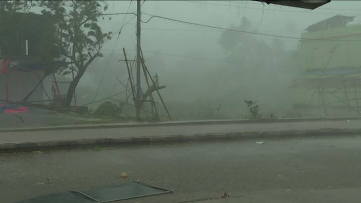 জনমানবশূন্য রাস্তাঘাটে কার্যত ভয়ঙ্কর আকার নিয়েছে 'দানা'। ভদ্রক জেলায় ৮টি ব্লক রয়েছে। তার মধ্যে ২টি নিচু এলাকা। গতকাল ১১টা নাগাদ ল্যান্ডফল হয় এবং পরে রাত ২টো নাগাদ সমুদ্রে হাই টাইডের জেরে নিচু এলাকায় জল ঢুকে গিয়েছে। ফলে, ক্ষয়ক্ষতির সম্ভাবনা রয়েছে।