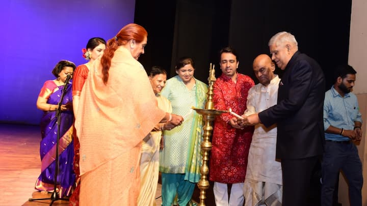 केंद्रीय मंत्री ने इस दौरान उनका स्वागत किया, उपराष्ट्रपति ने दीप प्रज्ज्वलित कर कार्यक्रम की शुरूआत की.