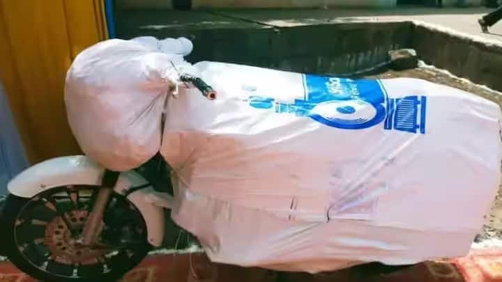 এর পরে আপনাকে লাগেজের জন্য কিছু চার্জ দিতে হবে। লাগেজ কোচে আপনার বাইকের সঙ্গে যাবে। আপনার বোর্ডিং স্টেশনে আপনাকে একটি বিল দেওয়া হবে। যা আপনাকে দিতে হবে। গন্তব্য স্টেশনে একই বিল দেখিয়ে আপনি আপনার বাইকটি নিয়ে যেতে পারবেন।