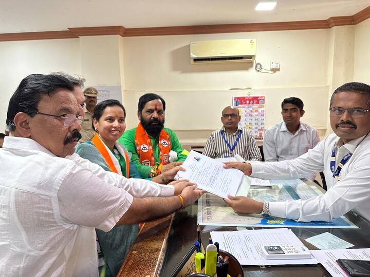 राष्ट्रवादीच्या महिला नेत्या आणि मंत्री आदिती तटकरे यांनी आज उमेदवारी अर्ज दाखल केला.श्रीवर्धन म्हसळा विधानसभेसाठी उमेदवारी अर्ज भरला, त्यांच्यासमवेत शिवसेना नेते भरत गोगवले हेही उपस्थित होते.