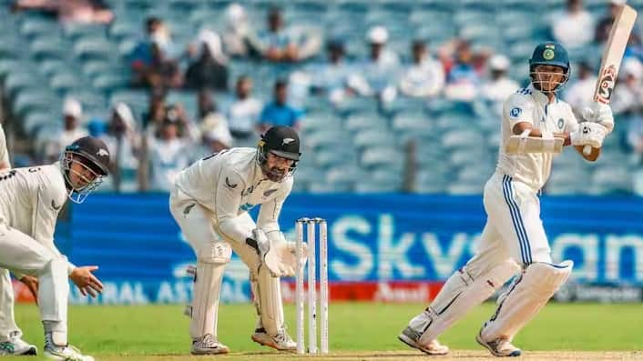 IND vs NZ 2nd Test Pune: ટીમ ઈન્ડિયાના ઓપનર યશસ્વી જયસ્વાલે પુણે ટેસ્ટમાં એક ખાસ રેકોર્ડ પોતાના નામે કર્યો છે. તેણે આ કેલેન્ડર વર્ષમાં 1000 ટેસ્ટ રન પૂરા કર્યા છે ભારત ન્યૂઝીલેન્ડ સામે પુણે ટેસ્ટમાં પ્રથમ દાવમાં 156 રનમાં ઓલઆઉટ થઇ ગયું હતું. ટીમ ઈન્ડિયાની શરૂઆત ખરાબ રહી હતી. તેણે 38 ઓવરમાં 7 વિકેટ ગુમાવી દીધી હતી. આ દરમિયાન ઓપનર યશસ્વી જયસ્વાલ 30 રન કરીને આઉટ થયો હતો. આ મેચમાં યશસ્વીએ એક ખાસ રેકોર્ડ પોતાના નામે કર્યો હતો.