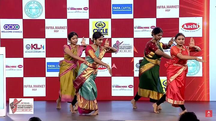 శ్రీమహాలక్ష్మితో వైకుంఠంలో సేదతీరుతున్న విష్ణువు.. తన భక్తుడైన గజేంద్రుడి ఆక్రందన, ప్రార్థన విని శంఖు, చక్రాలను కూడా తీసుకోకుండా వెంటనే బయలుదేరుతాడు..