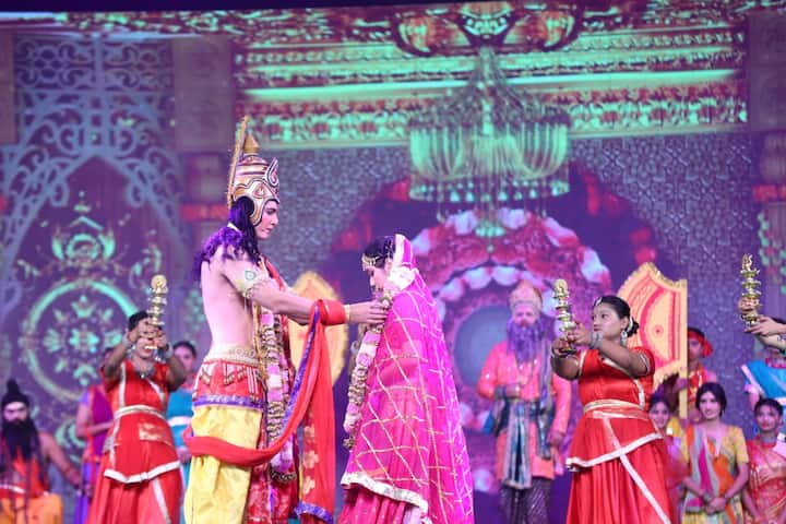 With the coordination of light and sound, each scene was presented in a lively and captivating manner. The life stories of Lord Shri Ram were dramatized through Manas Ramlila.