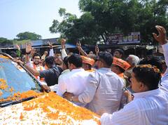 देवेंद्र फडणवीसांसोबत गडकरी, सामंत कार्यकर्त्यांच्या खांद्यावर, तटकरेंसोबत गोगावले; कुठून भरले अर्ज