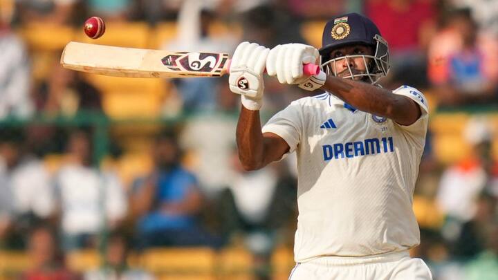 न्यूजीलैंड ने भारत के खिलाफ 301 रनों की बढ़त बना ली है. टीम इंडिया पहली पारी में 156 रन बनाकर ऑल आउट हो गई थी. जबकि न्यूजीलैंड ने पहली पारी में 259 रन बनाए थे. वहीं दूसरी पारी में 198 रन बना लिए हैं. इस दौरान भारत के लिए गेंदबाजी करते हुए रविचंद्रन अश्विन ने एक खास रिकॉर्ड अपने नाम कर लिया है.