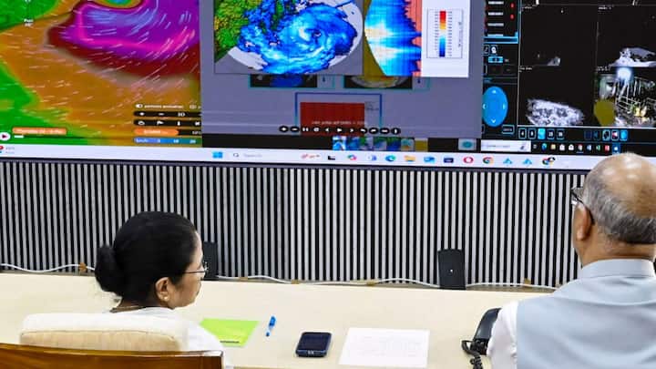 ধামারার কাছে ল্যান্ডফল করে ওড়িশাতেই 'অ্যারেস্ট' ঘূর্ণিঝড়। সকালেই ল্যান্ডফলের প্রক্রিয়া শেষ করে ধীরে ধীরে শক্তি হারাচ্ছে ঘূর্ণিঝড় দানা।