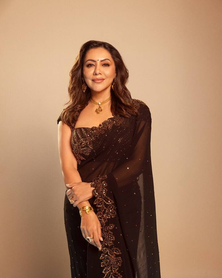 शाहरुख खान की बेगम गौरी खान की ये तस्वीरें भले दिवाली पार्टी की हो, लेकिन गौरी ने इसे अपनी 33वीं वेडिंग एनिवर्सरी पर फैंस के साथ शेयर किया. दरअसल शाहरुख ने साल 1991 में गौरी खान संग शादी की थी. आज कपल की शादी को 33 साल पूरे हो चुके हैं. ऐसे में गौरी ने अपने इंस्टाग्राम पर दिलकश अवतार की कुछ तस्वीरें शेयर की.