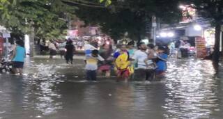 மதுரையில் கனமழை..  பல இடங்களில் குடியிருப்புப் பகுதிகளுக்குள் புகுந்த மழைநீர்