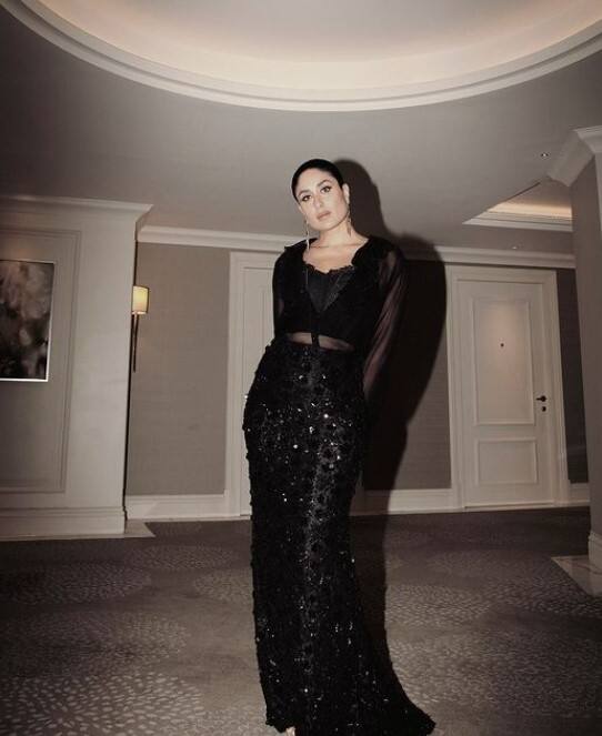 કરીના કપૂર ખાને સોશિયલ મીડિયા પર તેની ઘણી આકર્ષક તસવીરો શેર કરી છે, જેમાં તે બ્લેક ડ્રેસમાં ગ્લેમરસ લુક આપી રહી છે. 1 નવેમ્બરે સિનેમાઘરોમાં રિલીઝ થનારી ફિલ્મ 'સિંઘમ અગેન'ની રિલીઝ પહેલા તે સોશિયલ મીડિયા પર એકદમ એક્ટિવ થઈ ગઈ છે.