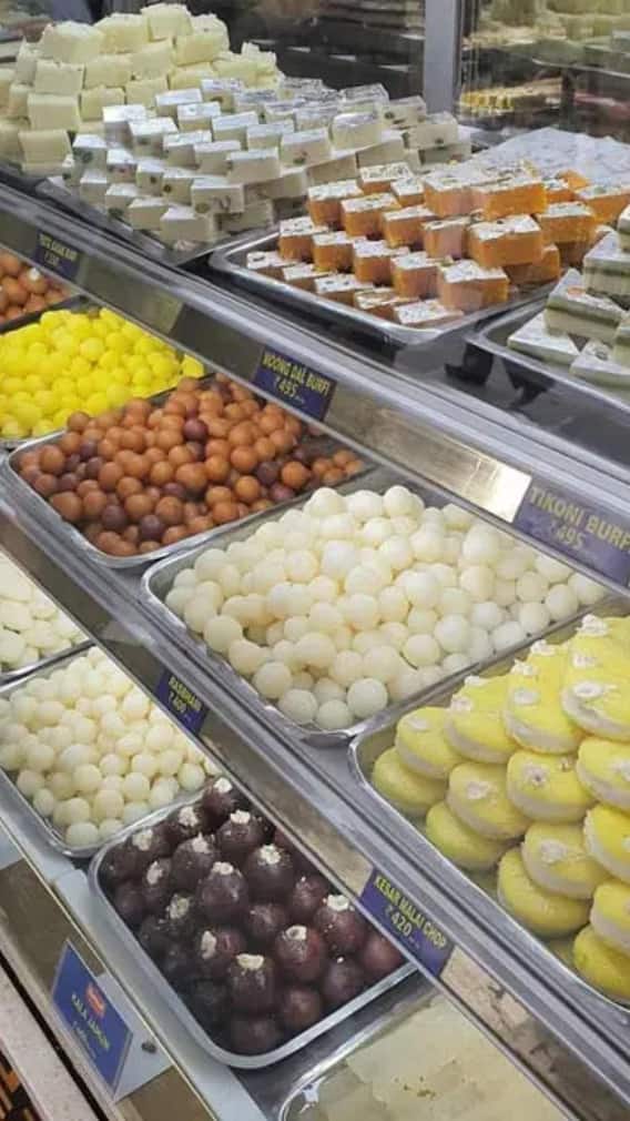 त्योहारों के लिए दिल्ली की इन 5 प्रसिद्ध मिठाई की दुकानों से खरीदें मिठाई