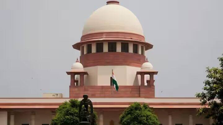 सुप्रीम कोर्ट ने हाल ही में फैसला सुनाया है कि आधार कार्ड को जन्मतिथि का प्रमाण नहीं माना जाएगा। जस्टिस संजय करोल और जस्टिस उज्ज्वल भुइयां की पीठ ने आधार कार्ड को लेकर यह फैसला सुनाया है.