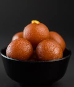 ਮਿਲਾਵਟੀ ਮਠਿਆਈ ਦੀ ਤਾਂ ਘਰ ‘ਚ ਹੀ ਬਣਾਓ ਸਾਫ-ਸੁਥਰੇ ਅਤੇ ਸਵਾਦਿਸ਼ਟ ਸੂਜੀ ਦੇ ਗੁਲਾਬ ਜਾਮੁਨ, ਪਰਿਵਾਰ ਵਾਲੇ ਵੀ ਹੋ ਜਾਣਗੇ ਖੁਸ਼