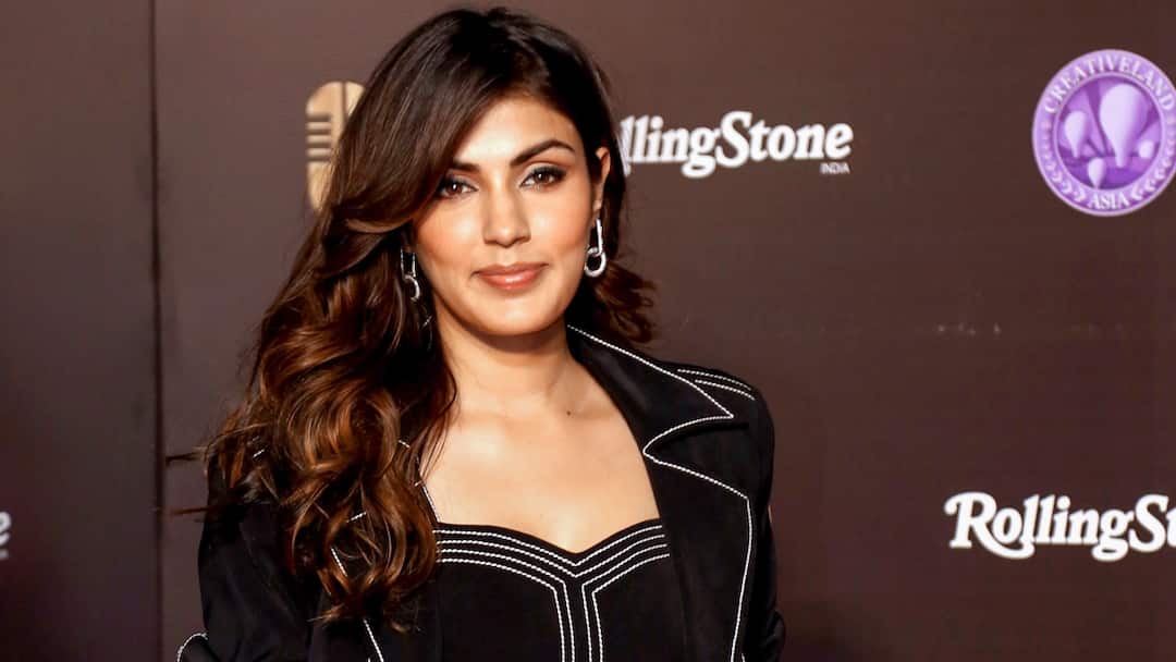 रिया चक्रवर्ती के खिलाफ अब जारी नहीं होगा लुकआउट नोटिस, समझें फैसला कैसे राहत देने वाला rhea chakraborty relief from supreme court in sushant case BOMBAY HIGH COURT lookout notice रिया चक्रवर्ती के खिलाफ अब जारी नहीं होगा लुकआउट नोटिस, समझें फैसला कैसे राहत देने वाला