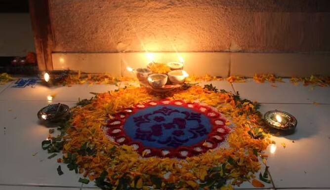 केरल भारत का एक ऐसा राज्य है जहां दिवाली नहीं मनाई जाती है। यह त्यौहार राज्य में केवल कोच्चि शहर में ही धूमधाम से मनाया जाता है। तमिलनाडु की बात करें तो यहां भी कई इलाकों में दिवाली नहीं मनाई जाती. यहां के लोग नरक चतुर्दशी का त्योहार बड़ी धूमधाम से मनाना पसंद करते हैं। ऐसा कहा जाता है कि भगवान श्री कृष्ण ने कार्तिक माह के कृष्ण पक्ष की चतुर्दशी तिथि को राक्षस नरकासुर का वध किया था। हिंदू धर्म में इस दिन को काली चौदश के रूप में मनाया जाता है।