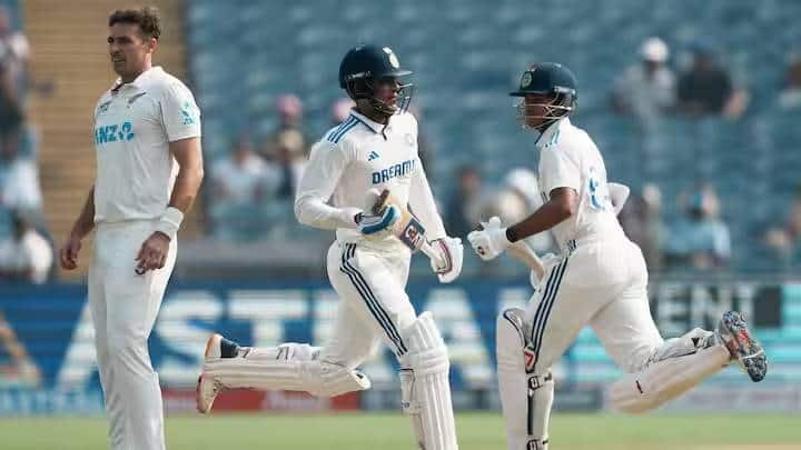 यशस्वी जयस्वालनं पुणे कसोटीत एक विक्रम नावावर केला. जो विक्रम सचिन तेंडुलकर आणि विराट कोहली देखील करु शकला नाही. यशस्वीनं एका वर्षाच्या कालावधीत म्हणजेच 2024 मध्ये 1 हजार धावा पूर्ण केल्या.वयाची 23 वर्ष पूर्ण होण्यापूर्वीच एका कॅलेंडर वर्षात 1 हजार धावा कसोटीत पूर्ण करणारा यशस्वी जयस्वाल पहिला भारतीय खेळाडू ठरला आहे.