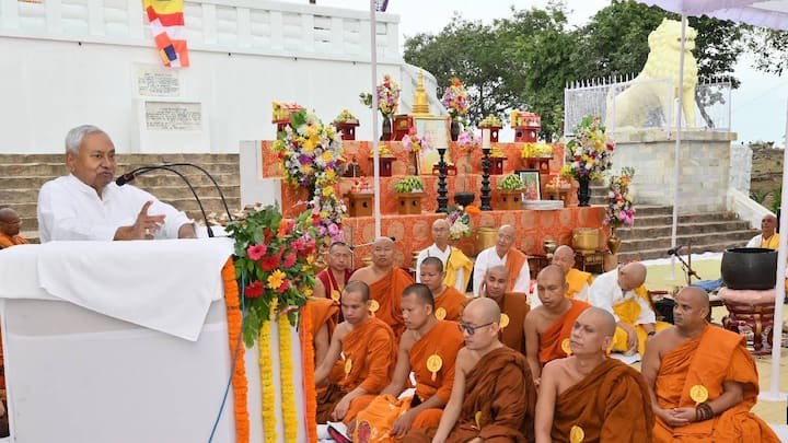 राजगीर में विश्व शांति स्तूप स्थापना के 55वें वार्षिक समारोह में मुख्यमंत्री नीतीश कुमार शामिल हुए. भगवान बुद्ध की पूजा-अर्चना कर राज्य की सुख, शांति एवं समृद्धि की कामना की.