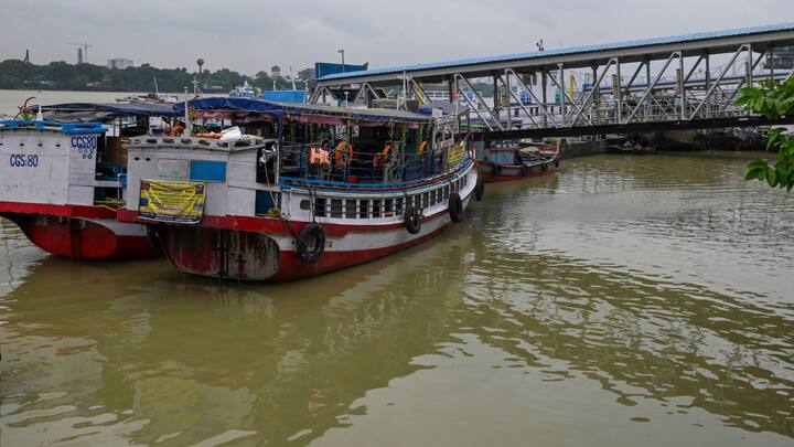 নন্দীগ্রাম-খেজুরি-এগরায় ভাঙল গাছ, বিদ্যুতের খুঁটি। আগামীকাল থেকে আবহাওয়ার উন্নতির সম্ভাবনার কথা জানাল হাওয়া অফিসের।