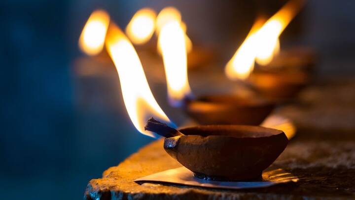 অনেকে মনে করেন ভূতদের সন্তুষ্ট করার জন্য বা বাড়ির আশপাশ থেকে তাড়ানোর জন্য জ্বালানো হয় ১৪ প্রদীপ। কারও মতে নেতিবাচক শক্তিকে দূর করার জন্য বাড়ির চারিদিকে জ্বালানো হয় প্রদীপ।(ছবি সৌজন্য-পিক্সাবে)