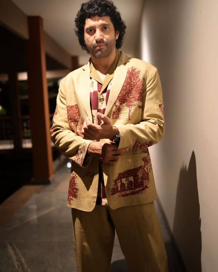 फरहान अख्तर बताते हैं कि जब मैने इसे लिखना शुरू किया तो जिस शख्स का चेहरा मेरे दिमाग में घूम रहा था वो शाहरुख खान थे. फरहान कहते हैं कि हमनें साथ में काम किया है, कॉमन फ्रेंड्स के साथ पार्टी भी की है. शाहरुख खान रियल लाइफ में काफी अलग हैं. उनका सेंस ऑफ ह्यूमर गजब का है. मैंने सोचा ये शख्स इस पार्ट के लिए बेस्ट है.