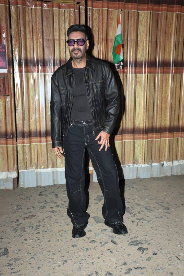 अजय देवगन ने इस दौरान ब्लैक टीशर्ट और जींस के साथ ब्लैक लेदर जैकेट कैरी की थी.