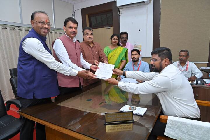 उपमुख्यमंत्री देवेंद्र फडणवीस उमेदवारी अर्ज दाखल करत असताना एक्सवर ट्रेंडिंगमध्ये आहेत. एक्सच्या ट्रेंडवर #DevaBhau चा जोरदार ट्रेंड दिसून येत आहे.