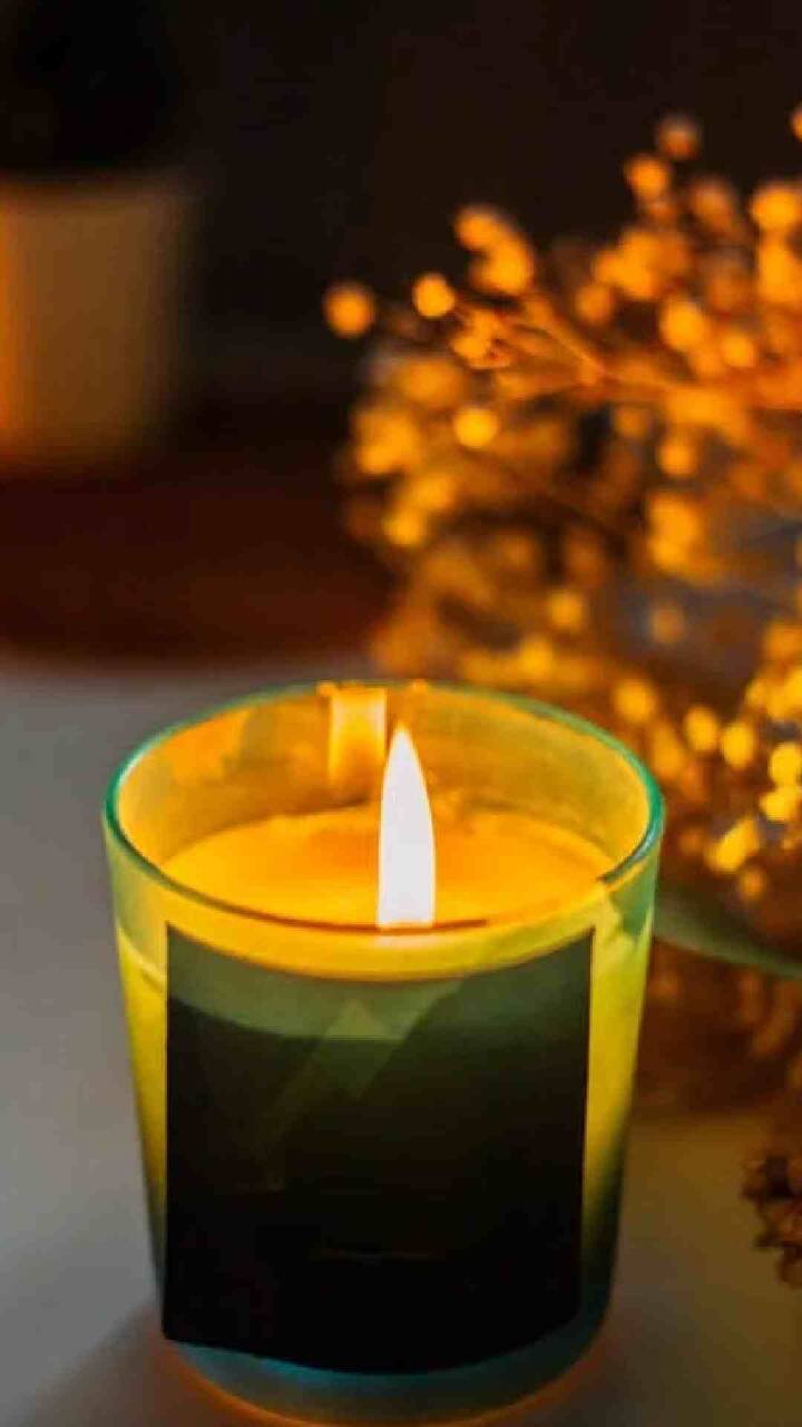 सेंटेड मेणबत्त्या : सेंटेड मेणबत्त्या  देणं  हा सर्वात चांगला  पर्याय आहे. सुगंधित केंडेल्स ने घरात पॉसिटीव्हिटी येते.
