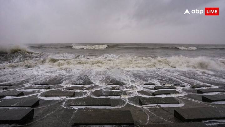 चक्रवात 'दाना' को लेकर ओडिशा और पश्चिम बंगाल में अलर्ट किया गया है. चक्रवात लगातार ओडिशा तट पर लैंडफॉल कर रहा है. ऐसे में दोनों राज्यों की सरकारों ने तूफान से होने वाले नुकसान को कम करने की बड़ी तैयारी की है.