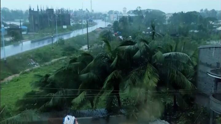 ভদ্রক, বালেশ্বর, পুরী-সহ ওড়িশার বিভিন্ন জায়গায় পরিস্থিতি শোচনীয়। স্থলভাগের উপর দিয়ে প্রবাহিত হওয়া ঝোড়ো হাওয়া তীব্র গতিতে ভিতরকণিকার দিকে এগোচ্ছে। ধামারায় ইতিমধ্যেই তাণ্ডবলীলা চালিয়েছে ঘূর্ণিঝড়। ভিতরকণিকার পরিস্থিতি ভয়ঙ্কর হতে পারে বলে মনে হচ্ছে। এই পরিস্থিতিতে ৮০ হাজারের বেশি মানুষকে ইতিমধ্যেই সরিয়ে সাইক্লোন শেল্টারে নিরাপদ স্থানে নিয়ে গিয়েছে ওড়িশা সরকার।