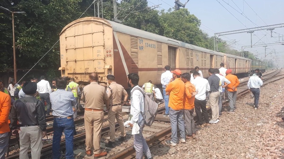 मेरठ में बड़ा हादसा टला, मालगाड़ी के कई डिब्बे पटरी से उतरे, मची अफरातफरी