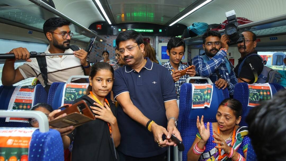 Prayagraj: मंत्री नंद गोपाल नंदी ने झुग्गी बस्तियों के बच्चों को कराई लखनऊ की सैर, शॉपिंग माल में भी घुमाया Prayagraj News UP Minister Nand Gopal Gupta took children on a tour of Lucknow ann Prayagraj: मंत्री नंद गोपाल नंदी ने झुग्गी बस्तियों के बच्चों को कराई लखनऊ की सैर, शॉपिंग माल में भी घुमाया