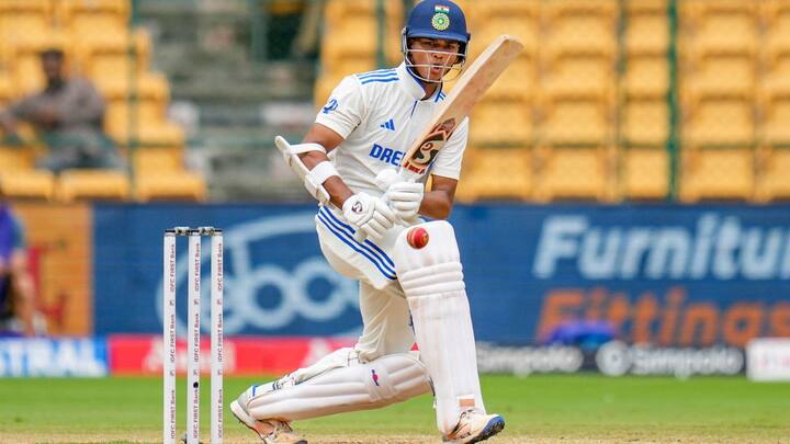 সুনীল গাওস্করের পর ভারতের দ্বিতীয় ব্যাটার হিসাবে কোনও টেস্ট সিরিজে সাতশোর বেশি রান করার নজির গড়েছেন যশস্বী। ইংল্যান্ডের বিরুদ্ধে ঘরের মাঠে।