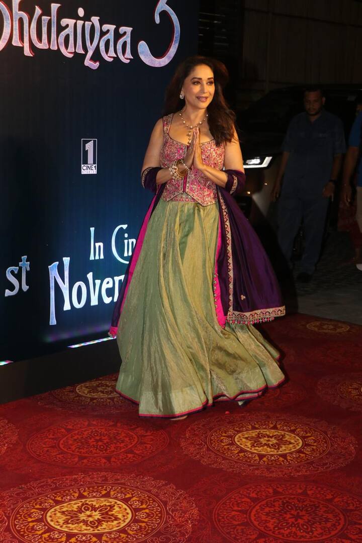 वहीं एक्ट्रेस माधुरी दीक्षित का भी इस इवेंट में गॉर्जियस लुक देखने को मिला. एक्ट्रेस ने लहंगा कैरी किया था.