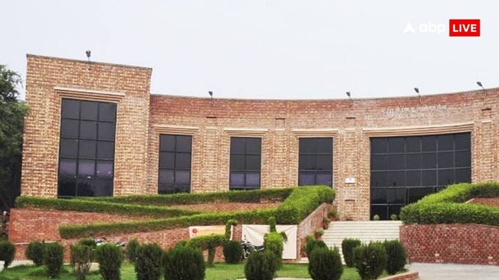 गुरुवार को सभी एसआईएस केंद्रों के अध्यक्षों को भेजे गए संदेश में, एसआईएस डीन अमिताभ मट्टू ने पहले के संदेश को दोहराते हुए कहा