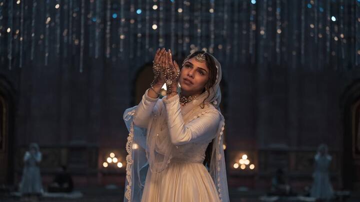 'शरमिन सेगल' जो आलमजेब की भूमिका में हैं, ने बैंगनी-गुलाबी लुक में शुद्धता और एलीगेंस को दिखाया. उनके एक्सेसरीज ने लुक को और खास बनाया.