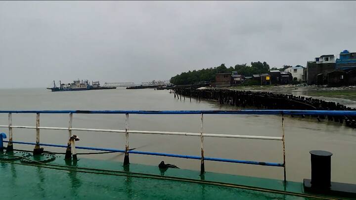 জলোচ্ছ্বাসে মন্দারমণির নিচু জমিতে ঢুকল নোনা জল। ঝড়ের দাপট বকখালি-কাকদ্বীপেও।