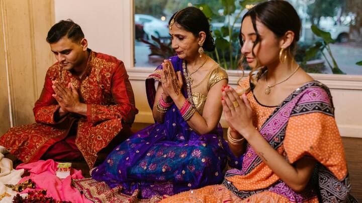 தீபவாளி நாளில் அன்றைய நாளின் மகத்துவத்தை சிறப்பை மட்டும் கவனத்தில் கொண்டு பிரார்த்தனை செய்து மகிழ்ச்சியுடன் கொண்டாடலாம்/