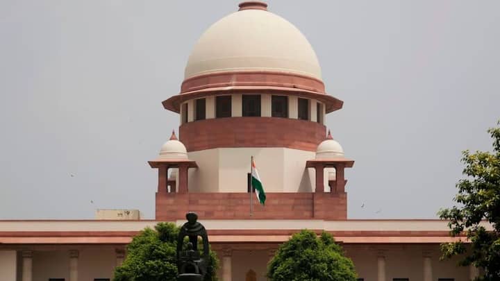 सुप्रीम कोर्ट ने हाल ही में फैसला सुनाते हुए आधार कार्ड को डेट ऑफ बर्थ का प्रूफ करने से इनकार कर दिया है. जस्टिस संजय करोल और जस्टिस उज्ज्वल भुइयां की बेंच ने आधार कार्ड को लेकर यह फैसला सुनाया है.